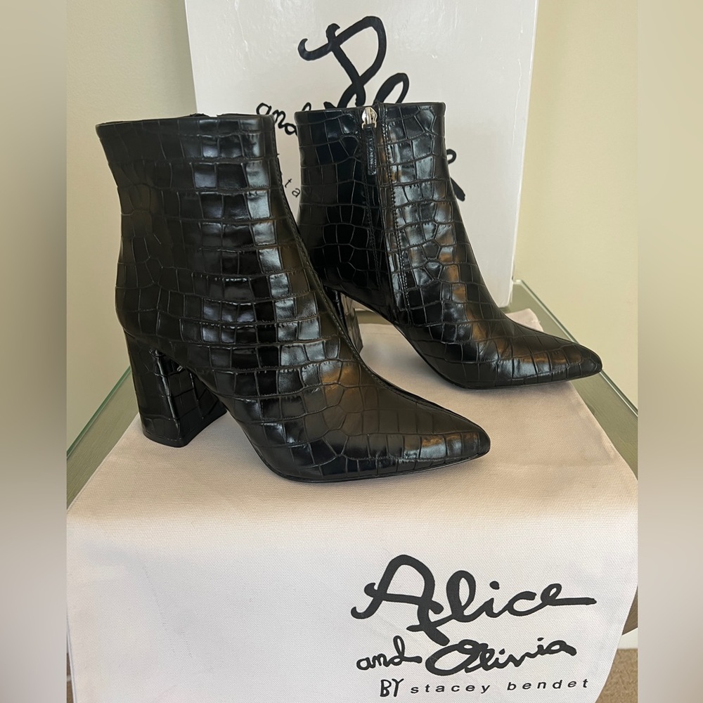 Alice and Olivia Delanie Crocodile Print Leather Ankle Boots size 38 (8)